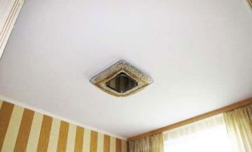 Белый бесшовный натяжной потолок в Москве