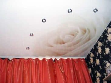 натяжной потолок с рисунком роза