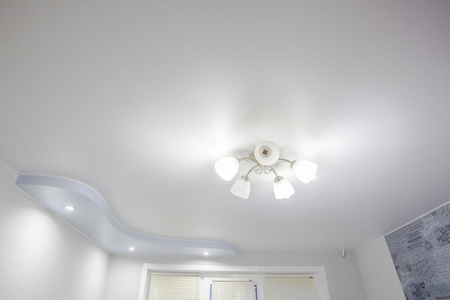 белый сатиновый натяжной потолок фото