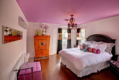 Розовый натяжной потолок в спальне