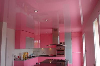 Глянцевые натяжные потолки розового цвета