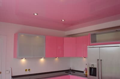 Розовый натяжной потолок на кухне