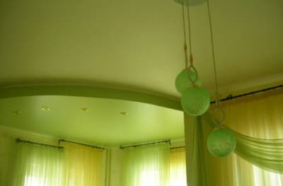 Сатиновые натяжные потолки зеленого цвета