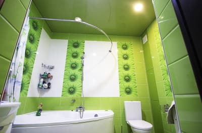 Зеленый натяжной потолок в ванной