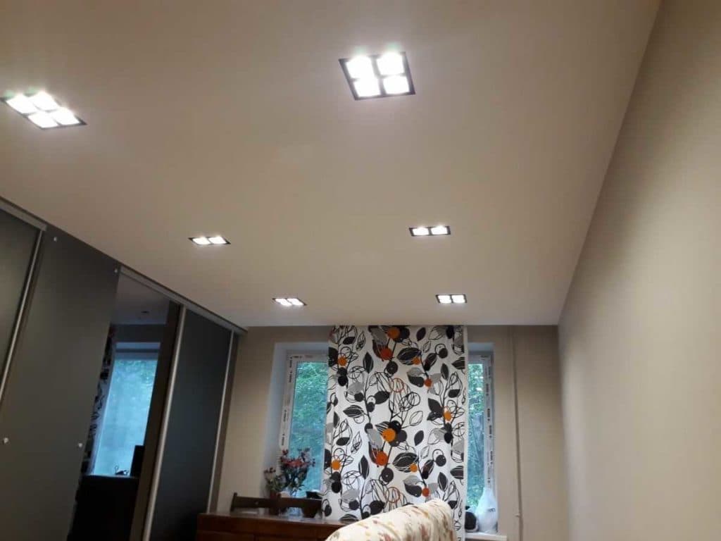 Тканевый натяжной потолок со светильниками