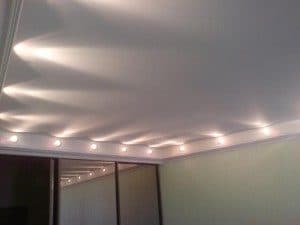 Размещение точечных светильников на натяжном потолке