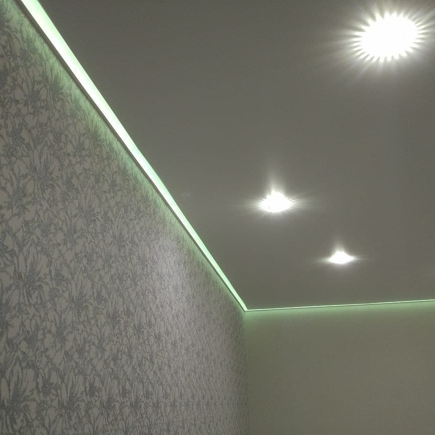 Контурная подсветка натяжного. Контурная подсветка потолка. Натяжные потолки с подсветкой. Контурная подсветка натяжного потолка. Подсветка в натяжном потолке по контуру.
