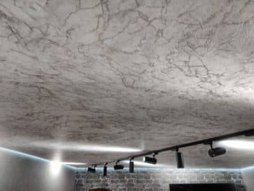 Потолок с эффектом бетона и со спотами